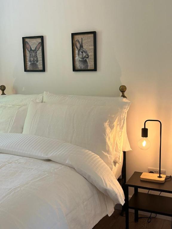 Postel nebo postele na pokoji v ubytování Peaceful, relaxing and warm 2-bedroom, sleeps 4, self-catering Galtee Mountain Lodge - for Mitchelstown, Cahir, Cashel and Cork, 1hr drive from 4 cities