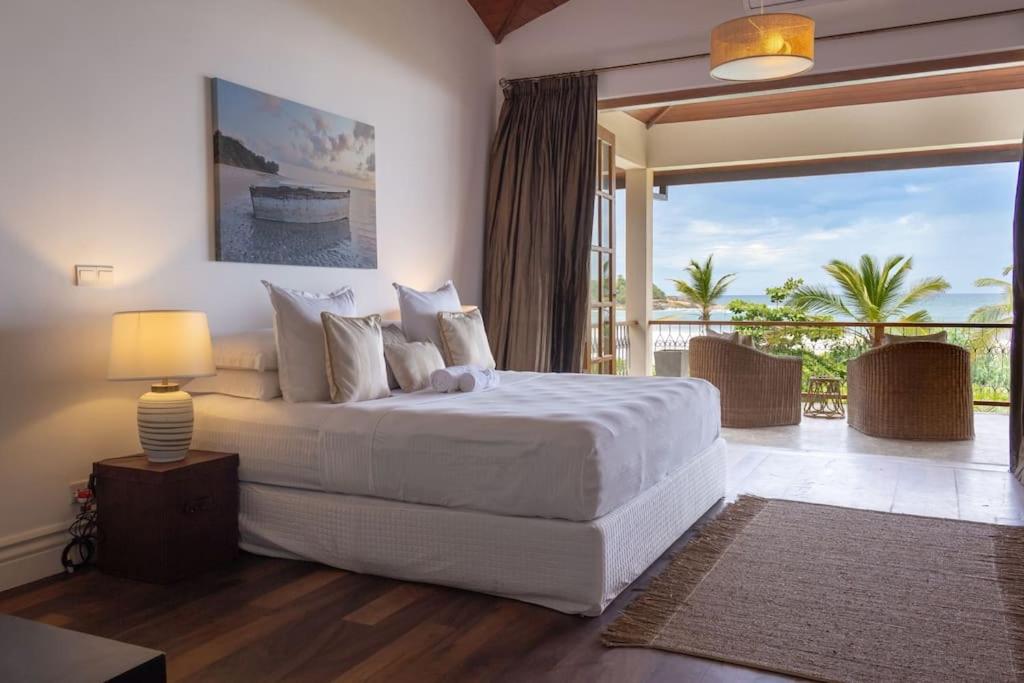 Ένα ή περισσότερα κρεβάτια σε δωμάτιο στο Sri Lanka 5 Beachfront Luxury Villa