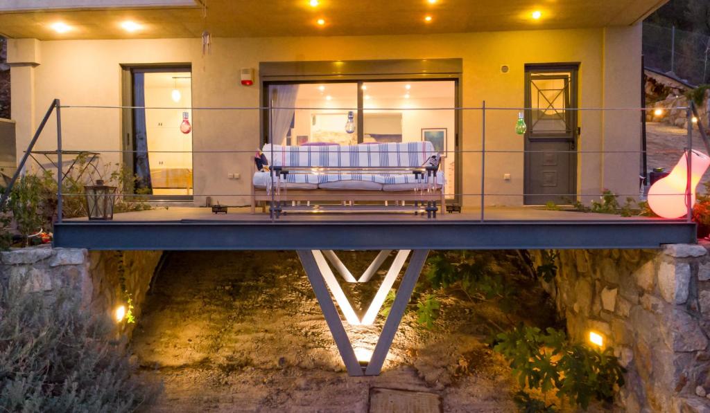 una casa con un sofá sentado en una cubierta en Deck House, en Pefkali