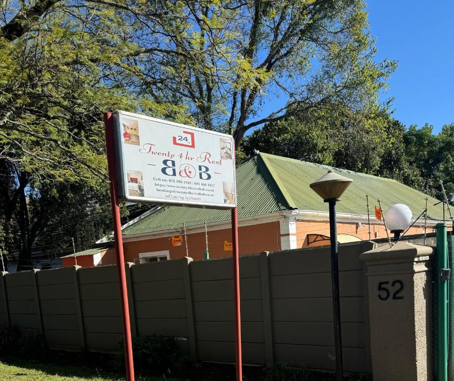 un cartel en un patio frente a una casa en Twenty 4 Hr Self-Catering Accomodation, en Mthatha