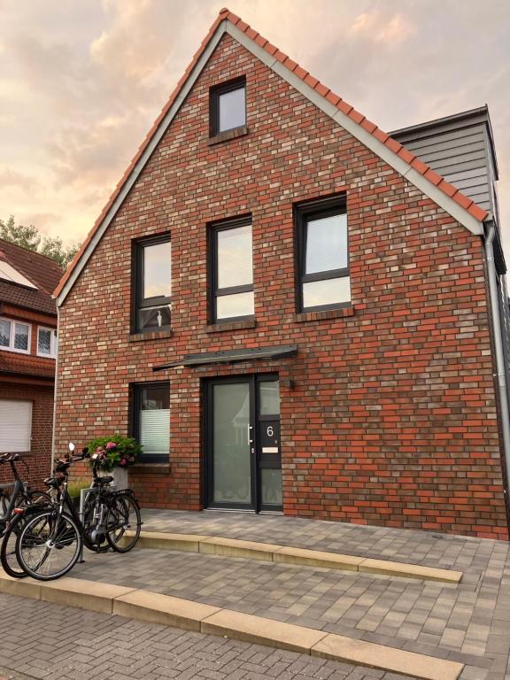 ein Backsteingebäude mit Fahrrädern, die davor geparkt sind in der Unterkunft Haus Etzold in Norderney