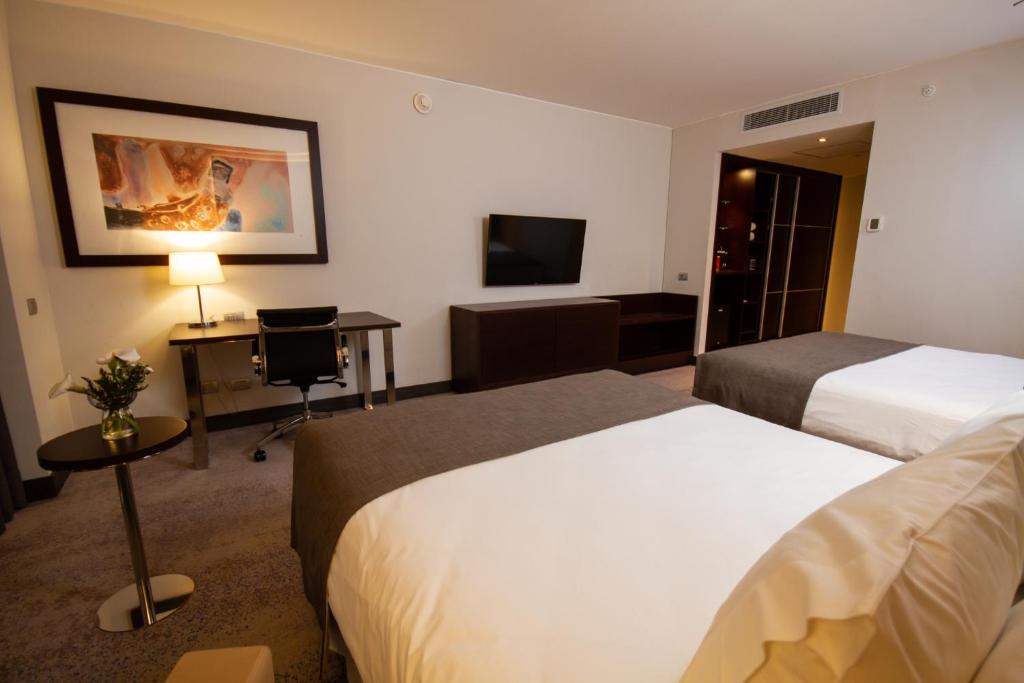 Katil atau katil-katil dalam bilik di Antay Hotel & Spa
