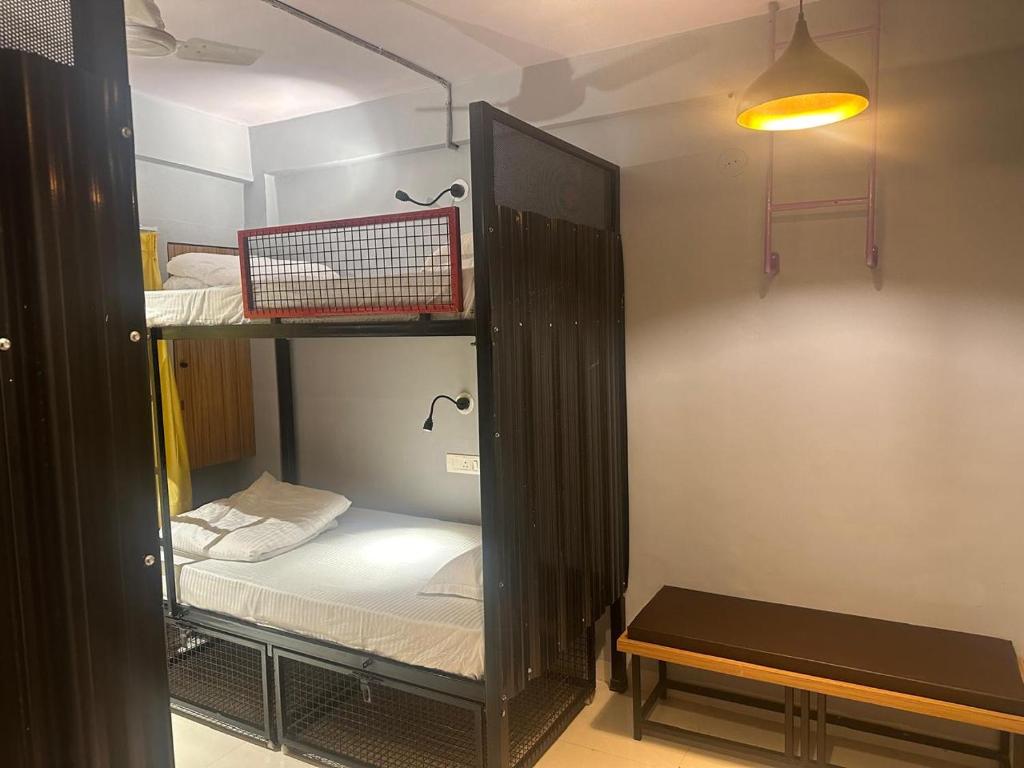 Ένα ή περισσότερα κρεβάτια σε δωμάτιο στο Travotale Hostel and CoWork Koregaonpark Pune