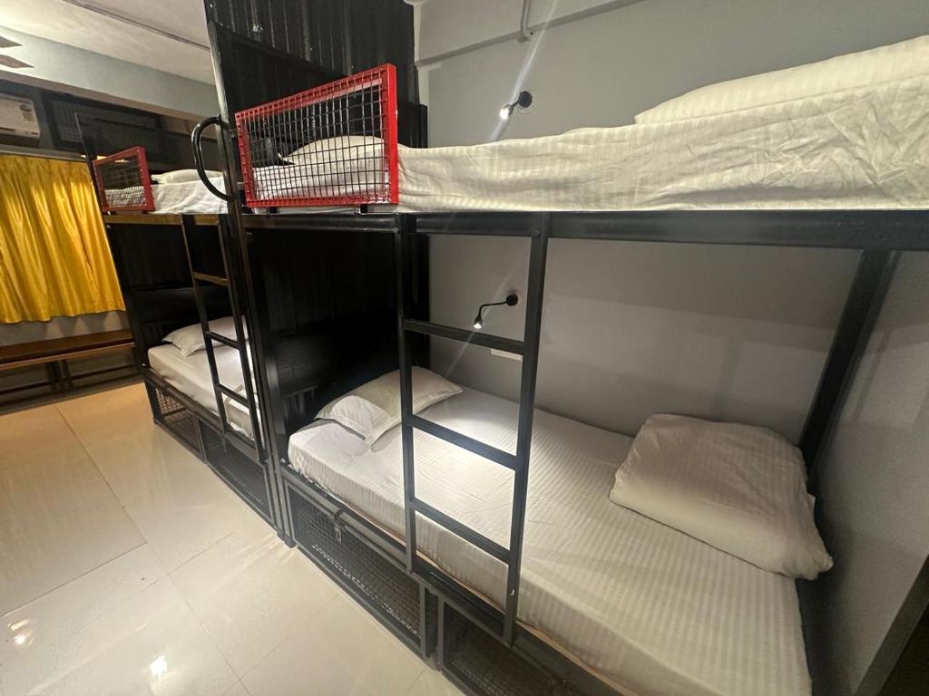 Ένα ή περισσότερα κρεβάτια σε δωμάτιο στο Travotale Hostel and CoWork Koregaonpark Pune