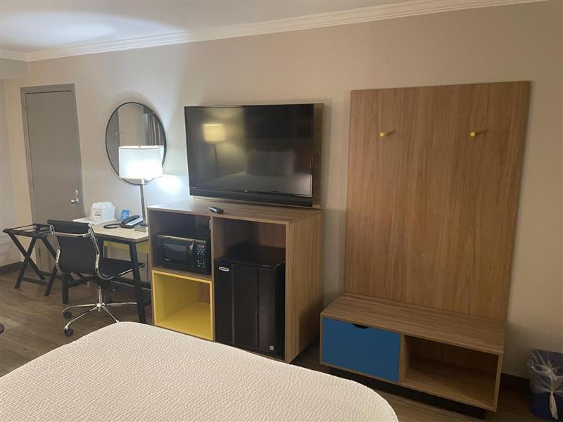 TV a/nebo společenská místnost v ubytování Days Inn by Wyndham Wilmington Brandywine
