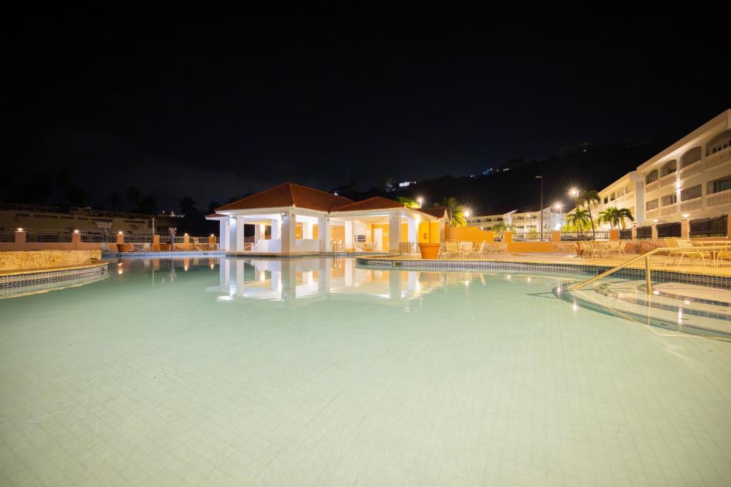 Bazén v ubytování Golden Villas 306 studio nebo v jeho okolí