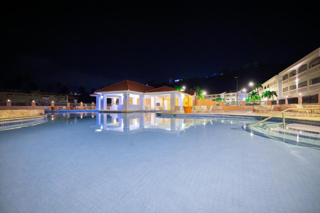 Bazén v ubytování Golden Villas 306 studio nebo v jeho okolí