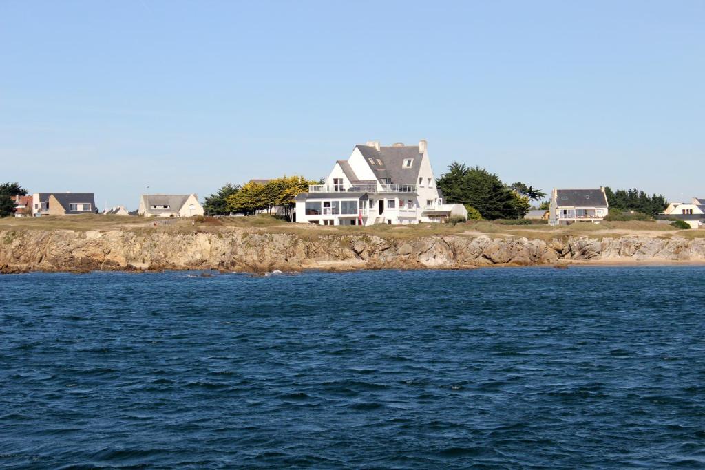 um grupo de casas na margem da água em Hôtel Le Lichen De La Mer em Batz-sur-Mer