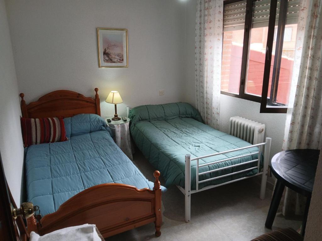 Кровать или кровати в номере Habitacion Privada Doble en Toledo