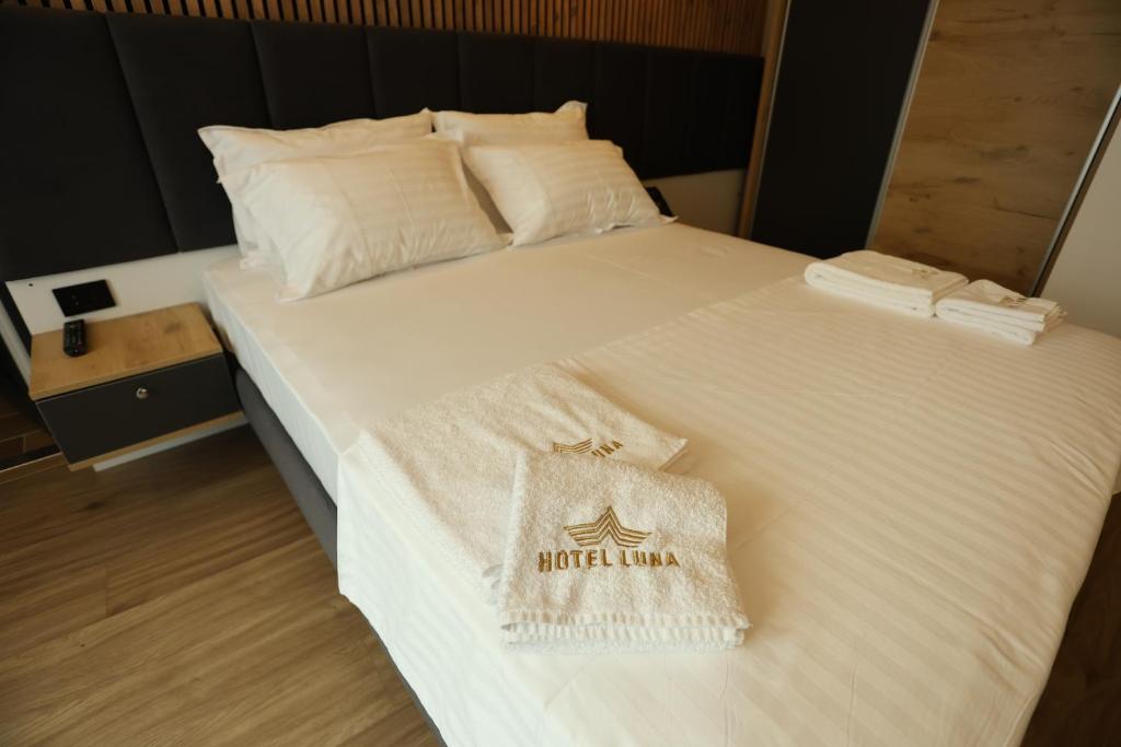 Postel nebo postele na pokoji v ubytování Hotel Luna