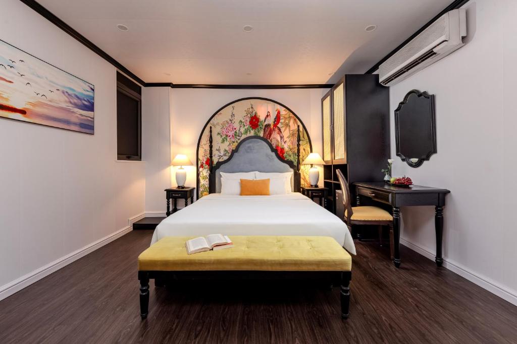 Postel nebo postele na pokoji v ubytování Hanoi Elpis Hotel & Spa