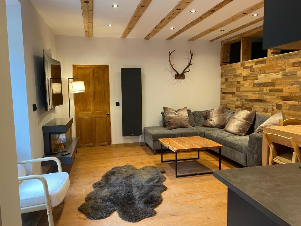 un salon avec un canapé et une table dans l'établissement Chalet OurSourie, à Saint-Gervais-les-Bains