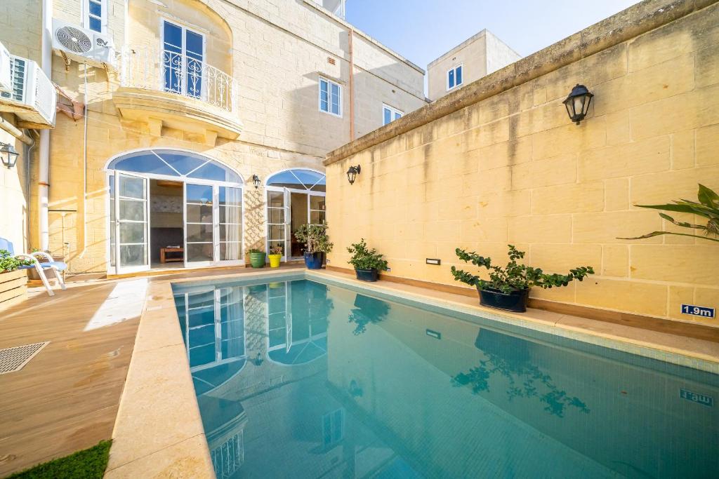 The swimming pool at or close to 4 Bedroom Holiday Home with Private Pool