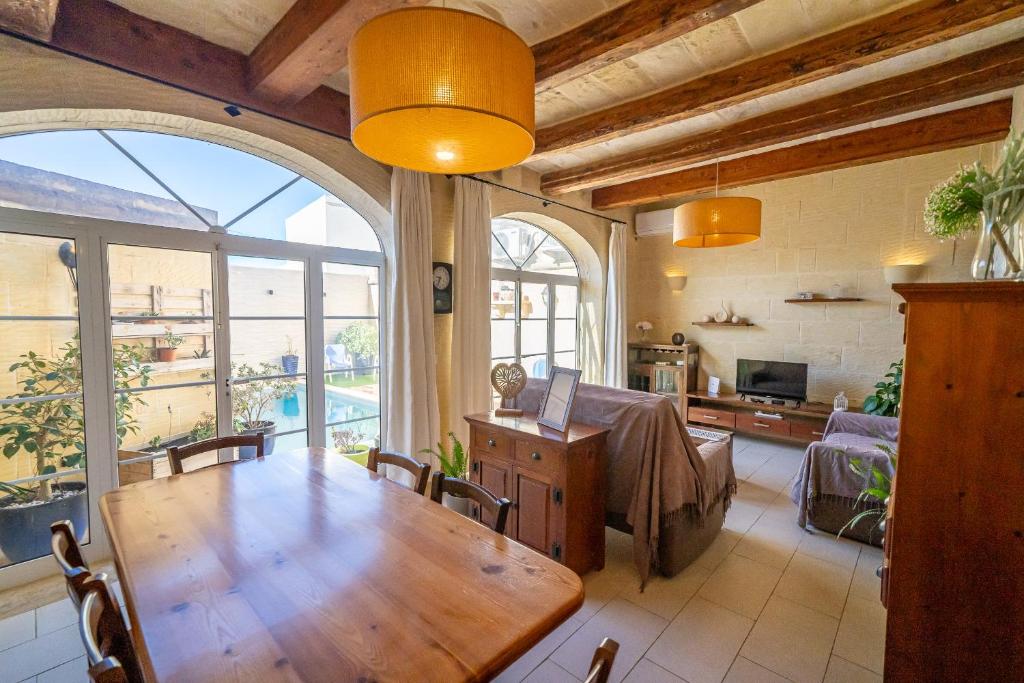 Kép 4 Bedroom Holiday Home with Private Pool szállásáról Żebbuġban a galériában