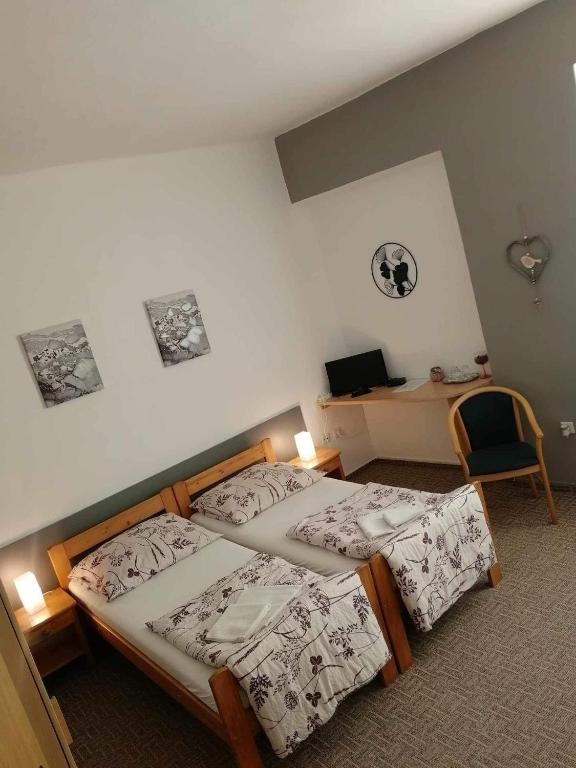 Łóżko lub łóżka w pokoju w obiekcie Excalibur Penzion a Restaurace