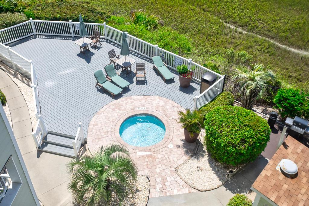 einen Blick über eine Terrasse mit einem Pool in der Unterkunft ONE More Sandy Day - 2BR 2BA Beach Condo, Sleeps 6 in Myrtle Beach