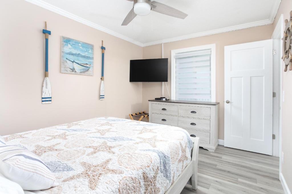 ein Schlafzimmer mit einem Bett und einem Flachbildfernseher in der Unterkunft ONE More Sandy Day - 2BR 2BA Beach Condo, Sleeps 6 in Myrtle Beach