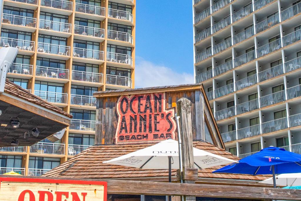 ein Gebäude mit einem Schild, das Meerestiere an der Strandbar liest in der Unterkunft ONE More Sandy Day - 2BR 2BA Beach Condo, Sleeps 6 in Myrtle Beach