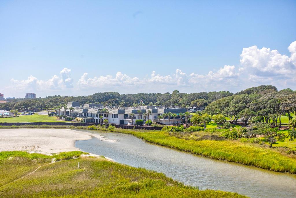 Blick auf einen Fluss mit Häusern im Hintergrund in der Unterkunft ONE More Sandy Day - 2BR 2BA Beach Condo, Sleeps 6 in Myrtle Beach