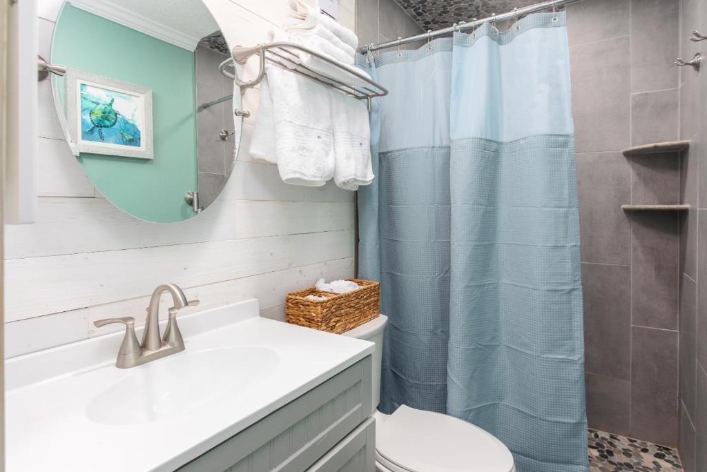 Ein Badezimmer in der Unterkunft ONE More Sandy Day - 2BR 2BA Beach Condo, Sleeps 6
