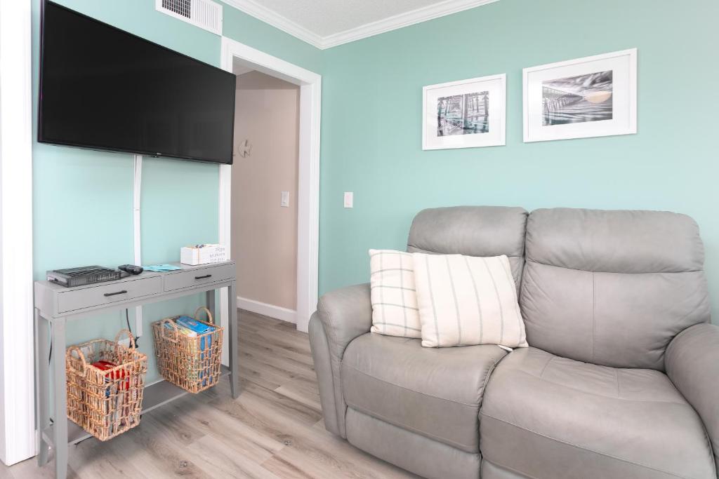 TV&#47;Unterhaltungsangebot in der Unterkunft ONE More Sandy Day - 2BR 2BA Beach Condo, Sleeps 6