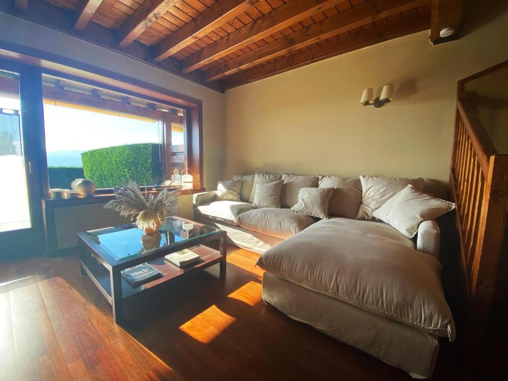 Et opholdsområde på Casa adosada con piscina en Palau de Cerdanya