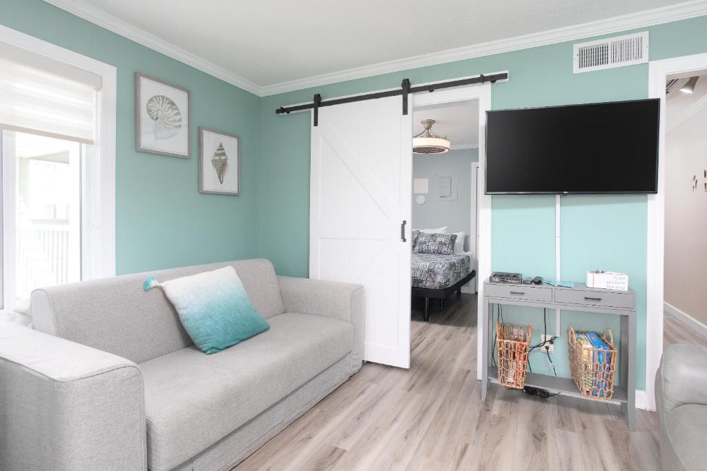 TV&#47;Unterhaltungsangebot in der Unterkunft ONE More Sandy Day - 2BR 2BA Beach Condo, Sleeps 6