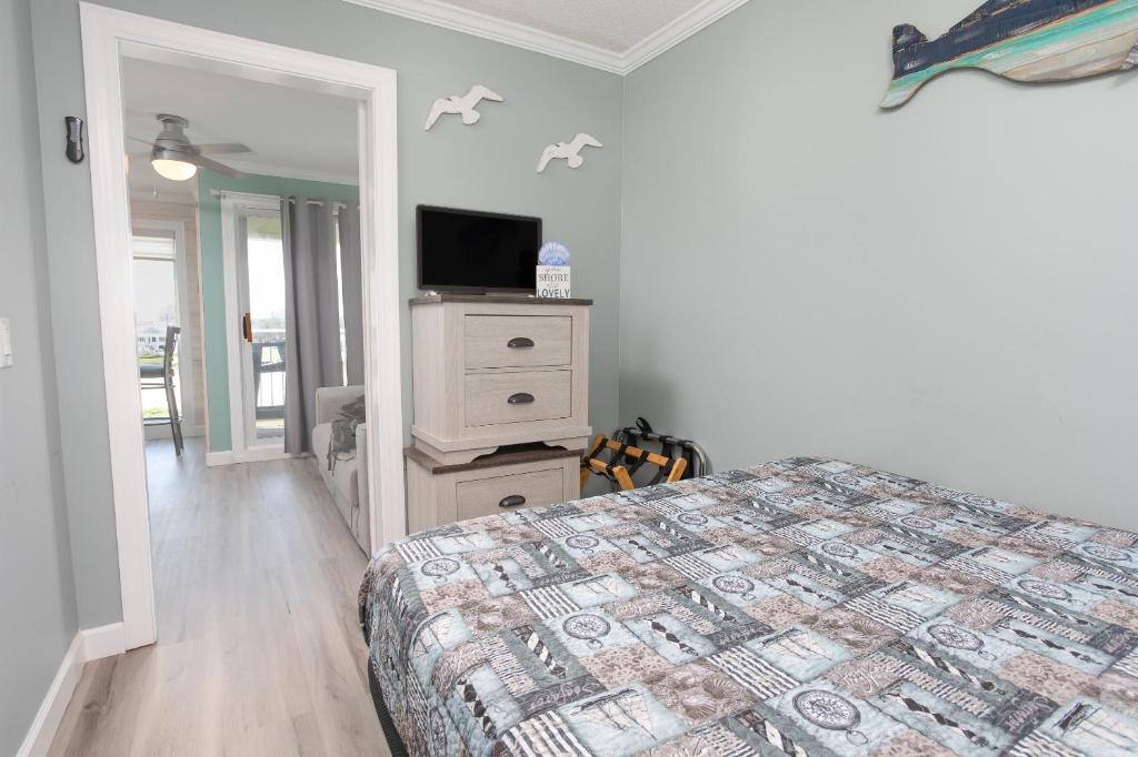 Ein Bett oder Betten in einem Zimmer der Unterkunft ONE More Sandy Day - 2BR 2BA Beach Condo, Sleeps 6