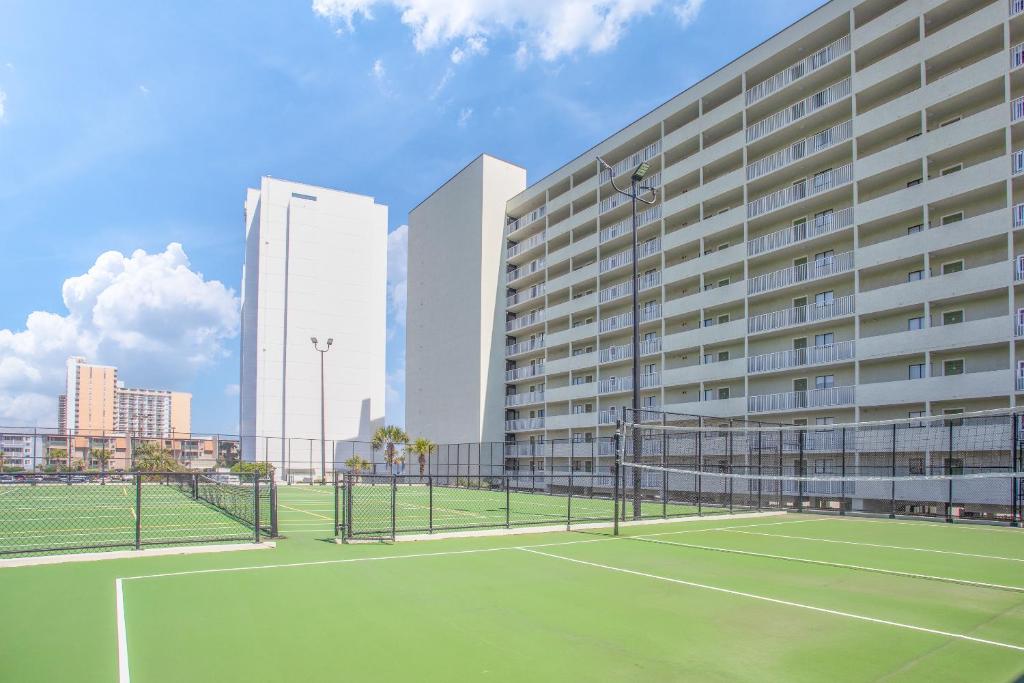 Tennis und&#47;oder Squash in der Unterkunft ONE More Sandy Day - 2BR 2BA Beach Condo, Sleeps 6 oder in der Nähe