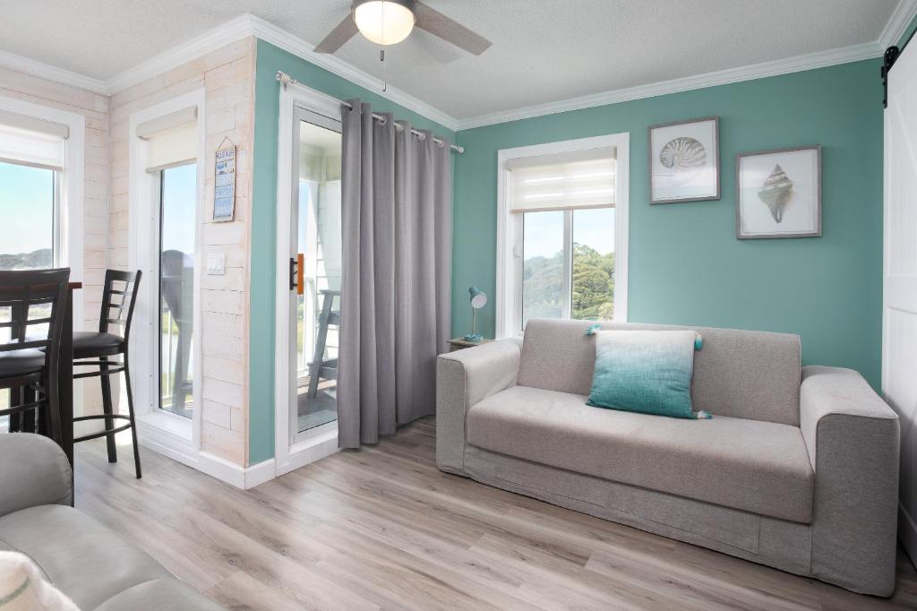 Ein Sitzbereich in der Unterkunft ONE More Sandy Day - 2BR 2BA Beach Condo, Sleeps 6