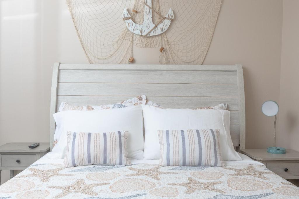 Ein Bett oder Betten in einem Zimmer der Unterkunft ONE More Sandy Day - 2BR 2BA Beach Condo, Sleeps 6