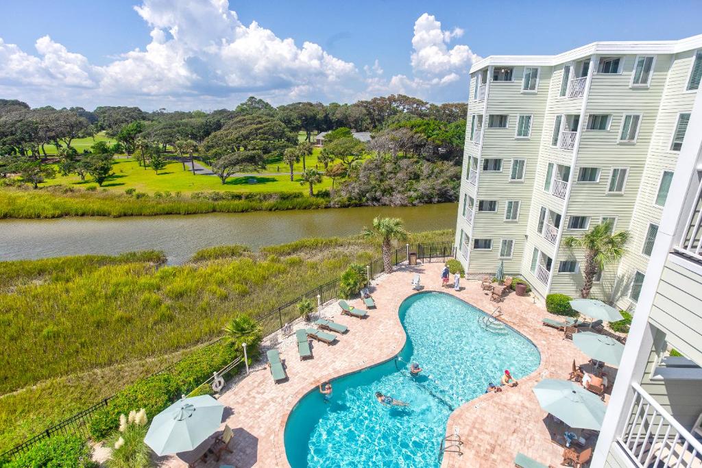 Der Swimmingpool an oder in der Nähe von ONE More Sandy Day - 2BR 2BA Beach Condo, Sleeps 6