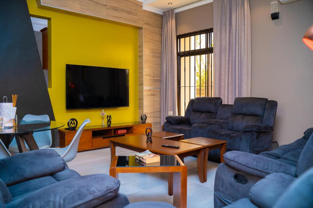 TV a/nebo společenská místnost v ubytování Micasa Homes BnB 4