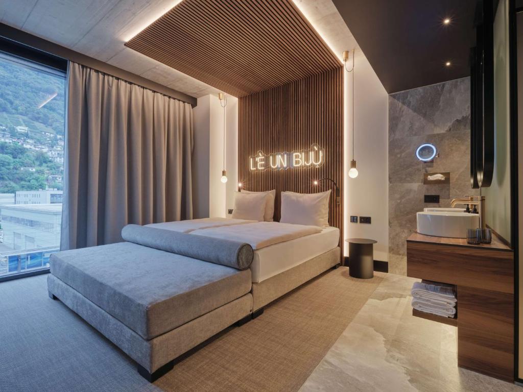 Postel nebo postele na pokoji v ubytování Dorint Resort & Spa Locarno-Riazzino - New Opening