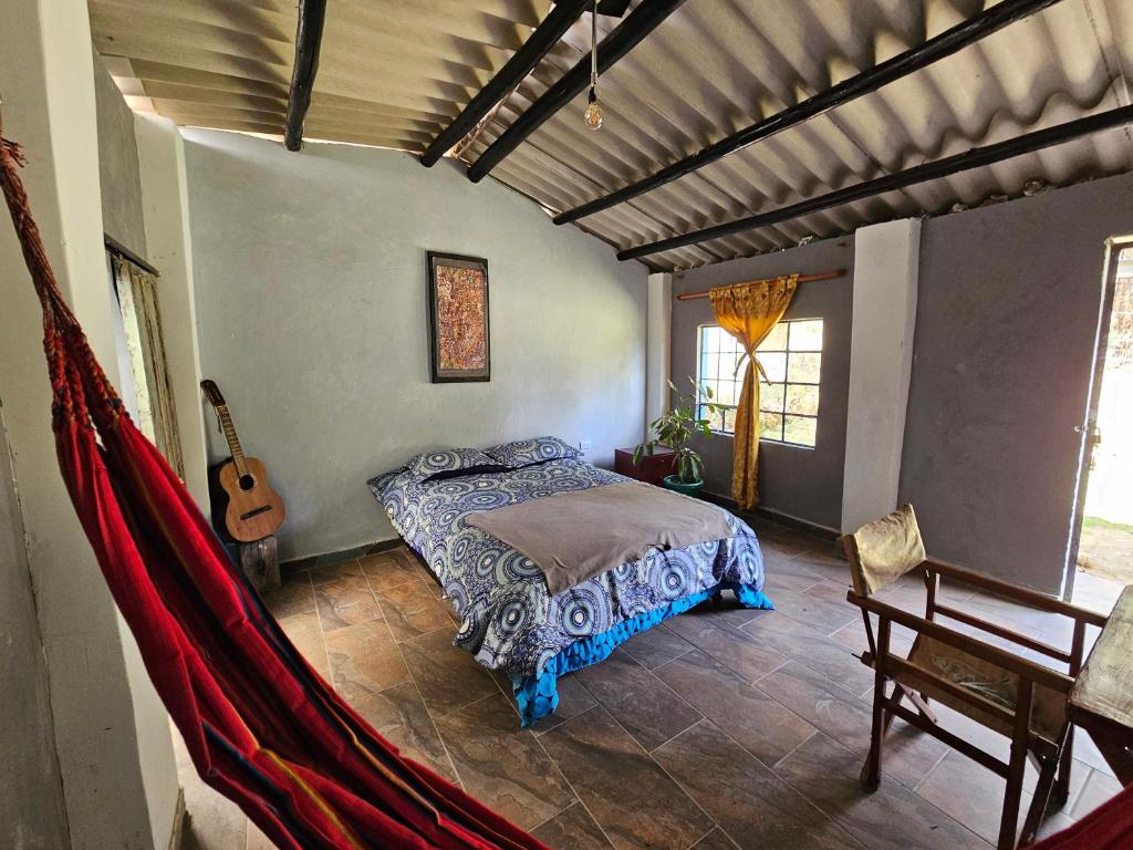Postel nebo postele na pokoji v ubytování ESCALA SUESCA Finca Casa Blanca