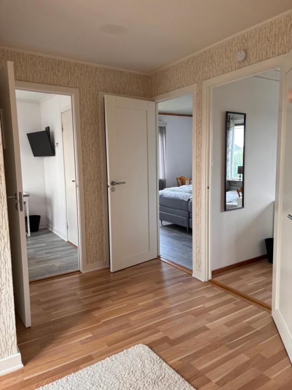 Postel nebo postele na pokoji v ubytování Villa söder om Varberg