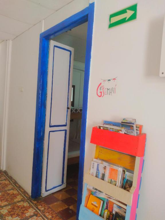 Knihovna v hostelu