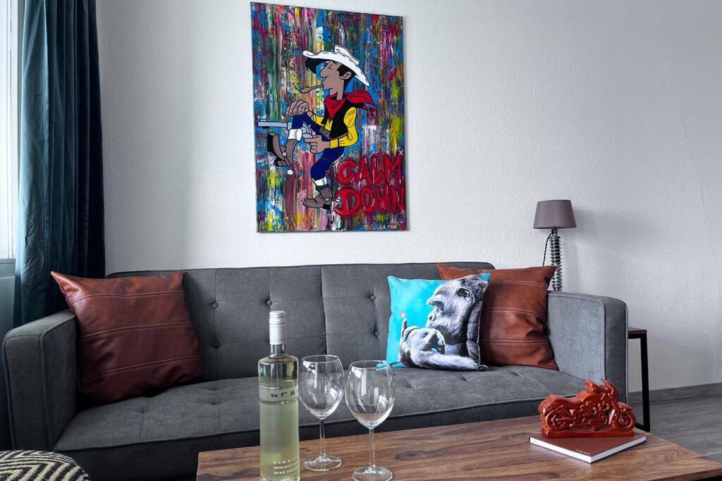 un salon avec un canapé et un tableau au mur dans l'établissement Apartment mit Grünblick & Wintergarten im Schwarzwald, à Löffingen