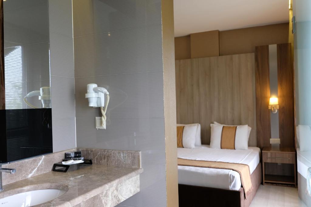 Royal Capital Hotel Bursaにあるテレビまたはエンターテインメントセンター