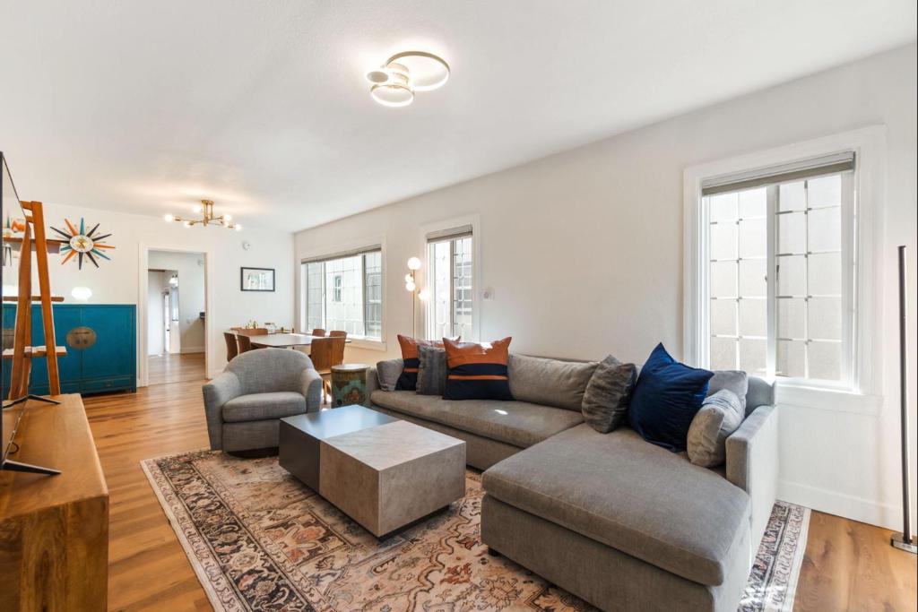 una sala de estar con un sofá y una mesa en Berkeley Heaven, en Berkeley