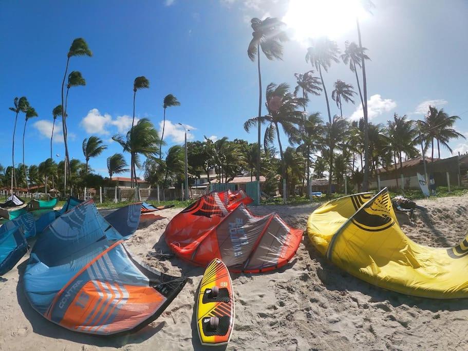 Eine Gruppe von Kajaks hatte sich am Strand aufgereiht. in der Unterkunft Villas Vovô Marcos - Beira Mar in São José da Coroa Grande