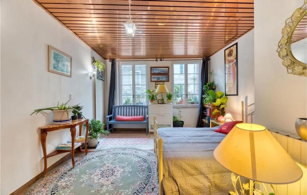 sypialnia z łóżkiem i kanapą w pokoju w obiekcie Appartement charmant à Fécamp : 35 m² près des plages w mieście Fécamp