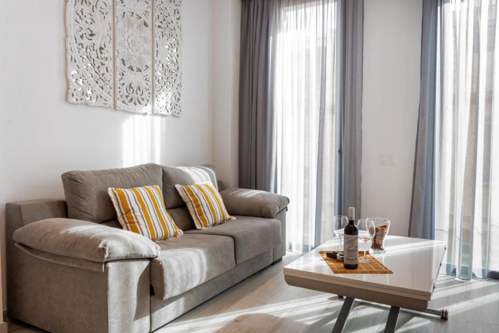 A seating area at Minty Stay - La Merced Atico Duplex