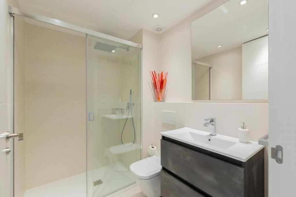 A bathroom at Minty Stay - La Merced Atico Duplex