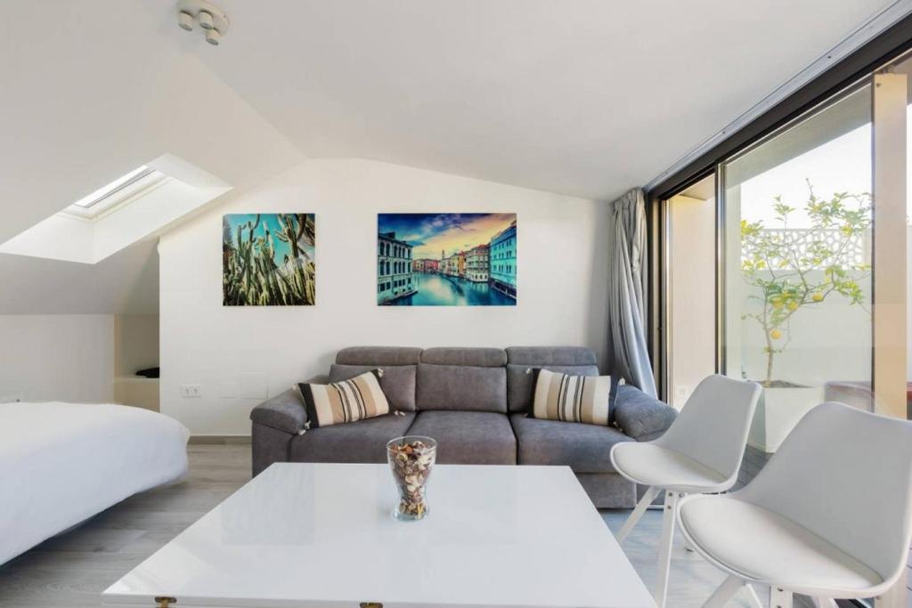 A seating area at Minty Stay - La Merced Atico Duplex