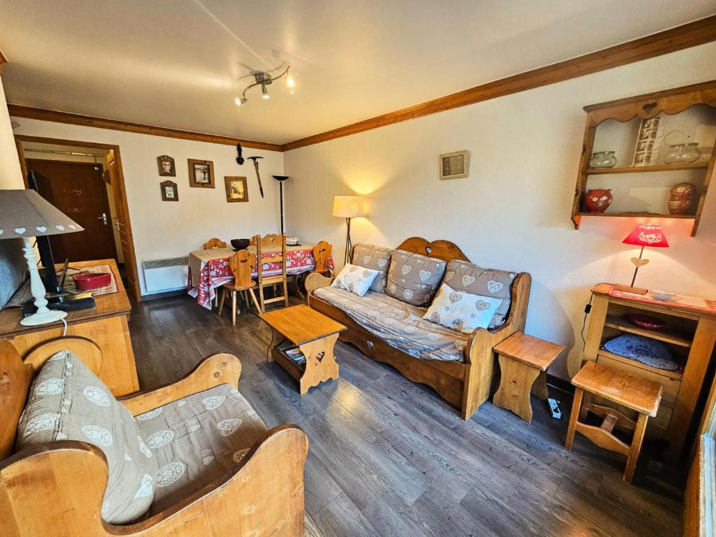 un soggiorno con un divano e un tavolo di Résidence Valmont - Appartement 5 personnes aux Valmonts MAE-4864 a Les Menuires