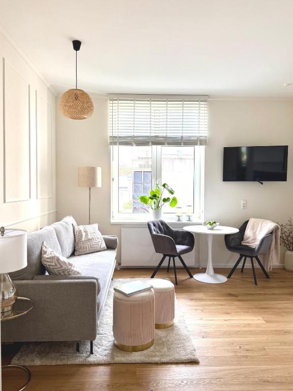ein Wohnzimmer mit einer Couch und einem Tisch in der Unterkunft ZUHAUSE AM MEER mit Sonnenbalkon in Strand- und Altstadtnähe in Warnemünde