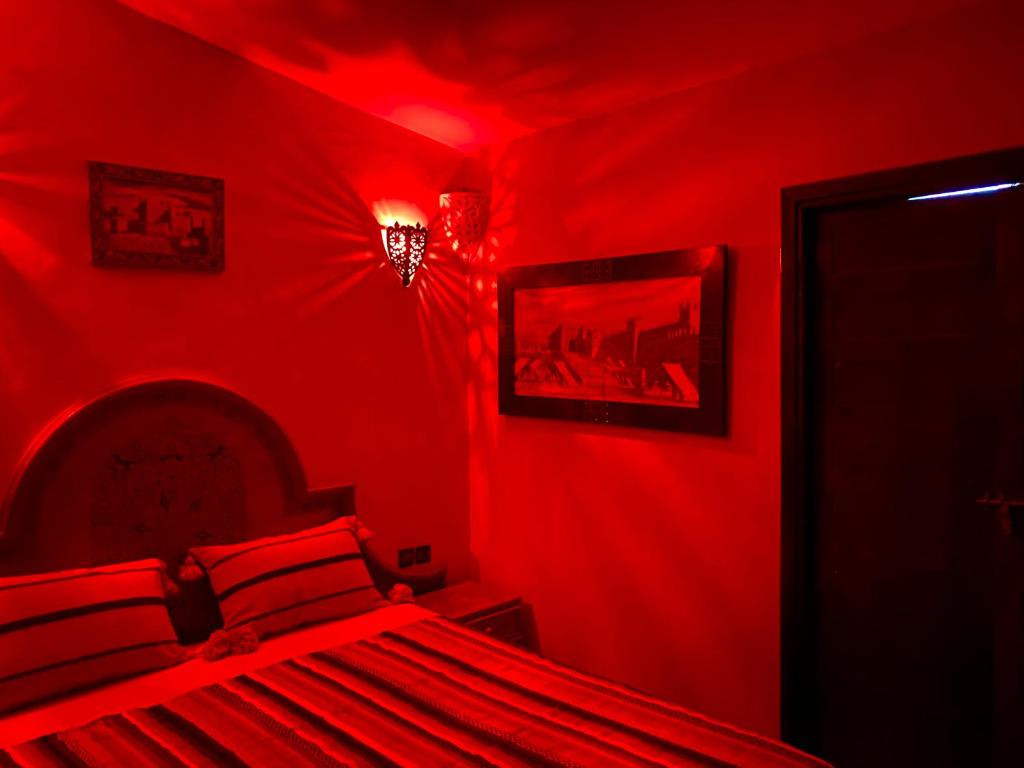 Postel nebo postele na pokoji v ubytování Riad Atlas logement entier privé avec jacuzzi au cœur de Marrakesh entire accommodation