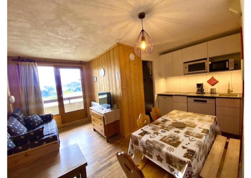 Il dispose d'une cuisine et d'un salon avec une table et une salle à manger. dans l'établissement Résidence Le Cervin - Résidence LE CERVIN N°201 MAE-4991, à La Plagne Tarentaise