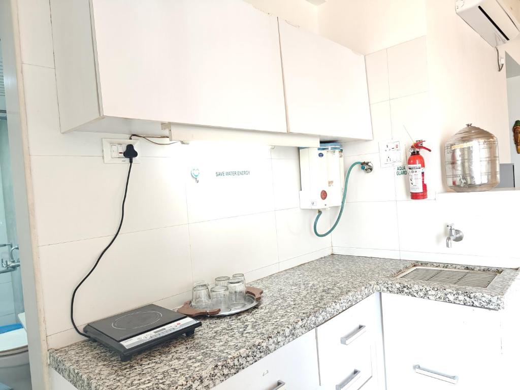 Kuchyň nebo kuchyňský kout v ubytování Chandralok Service Apartments